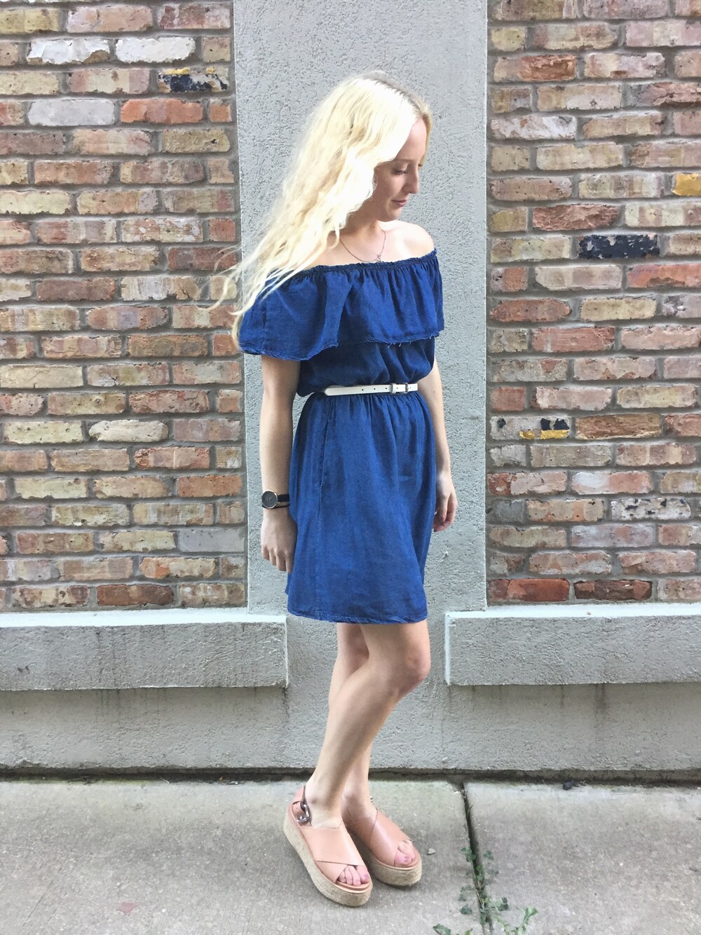 「chambray_wmag、ootd、outfit、denim、summer、casual」｜「don't ask whyのアイテム（ドレス、ブルー系）」を使った、Shauna Jacobsさん（レディース・157cm）の秋コーディネートの1枚目の写真
