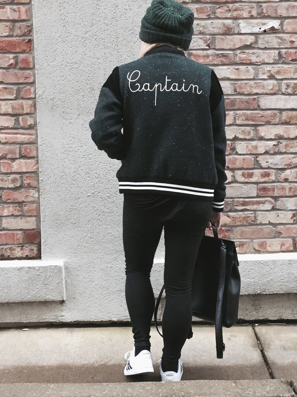 「sweater、ootd、outfit、casual、sneakers、streetstyle」｜「URBAN OUTFITTERSのアイテム（ノーカラージャケット、グリーン系）」を使った、Shauna Jacobsさん（レディース・157cm）の冬コーディネートの1枚目の写真