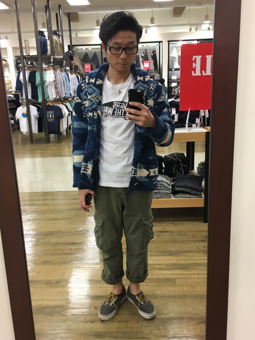 「春、ANTIBALLISTIC、もこもこ、VANS、オーセンティック、ネイティブ柄、カーゴパンツ、バンズ」｜「291295＝HOMMEの【２９１２９５=HOMME】　フェザーヤーン　カーディガン　オルテガ（カーディガン/ボレロ、ブルー系）」を使った、NOSERIDERRR さん（メンズ・165cm）の春コーディネートの1枚目の写真
