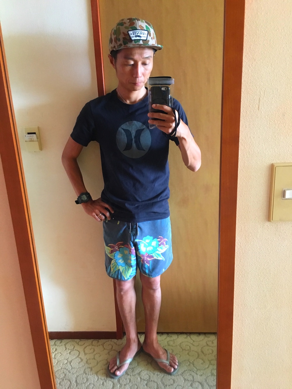 「Hurley、quiksilver、VANS、G-SHOCK、havaianas、サーフィン、SURF、バンズ、ボードショーツ」｜「Hurley のアイテム（Tシャツ/カットソー、ブラック系）」を使った、NOSERIDERRR さん（メンズ・165cm）の夏コーディネートの1枚目の写真