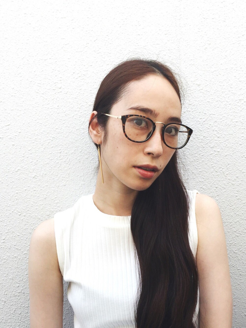 「ロングピアス、めがね、ノースリーブ」｜「UNITED ARROWSの＜  KARINE SULTAN（カリーヌ サルタン）＞ STICK ピアス（ピアス（両耳用）、ゴールド系）」を使った、松田園子さん（レディース・167cm）の夏コーディネートの1枚目の写真