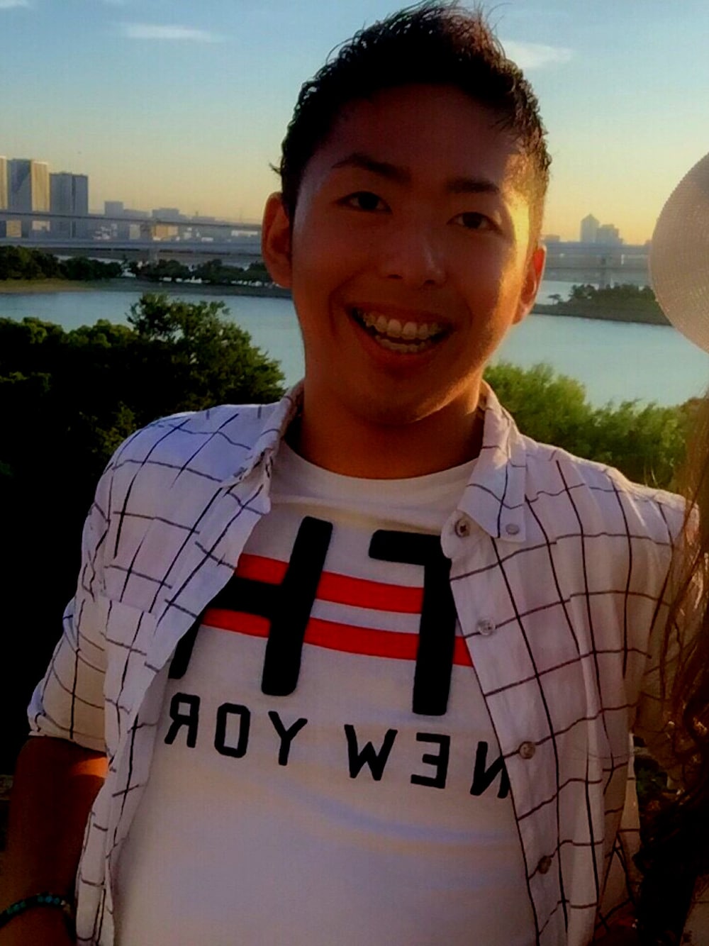 「夏、夏コーデ、summer、スキニーデニム、チェックシャツ、筋肉」｜「TOMMY HILFIGERのアイテム（Tシャツ/カットソー、ホワイト系）」を使った、なめこさん（メンズ・178cm）の夏コーディネートの1枚目の写真