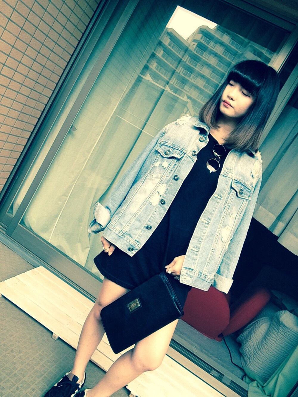 「H&M、FOREVER 21、New Balance、ニューバランス、ジャケット、スニーカー、クラッチバッグ、丸メガネ、黒Tシャツ、ロンT」｜「FOREVER 21のアイテム（デニムジャケット、ブルー系）」を使った、machoさん（レディース・155cm）の秋コーディネートの1枚目の写真