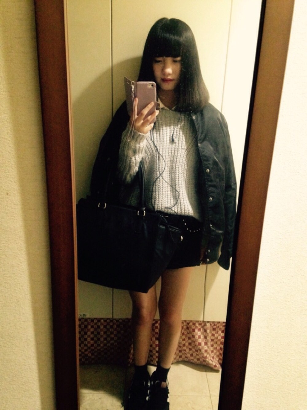 「H&M、FOREVER 21、New Balance、UNIQLO、TOMMY、MA-1、ニット、ショートパンツ、靴下×スニーカー、WEARBOOKエントリー」｜「NEW BALANCEのアイテム（スニーカー、ブラック系）」を使った、machoさん（レディース・155cm）の秋コーディネートの1枚目の写真