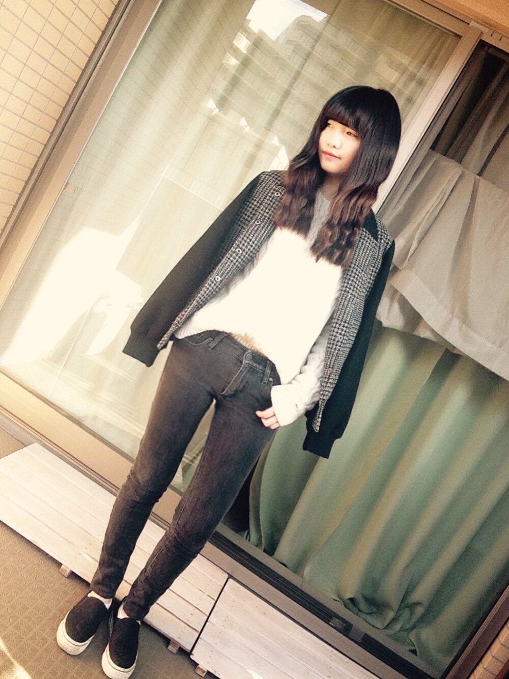 「TOMMY、UNIQLO、WOmB、WEGO、白ニット、スキニー、スリッポン、심플、WEARBOOKエントリー」｜「H&Mのアイテム（ハンドバッグ、ブラック系）」を使った、machoさん（レディース・155cm）の秋コーディネートの1枚目の写真