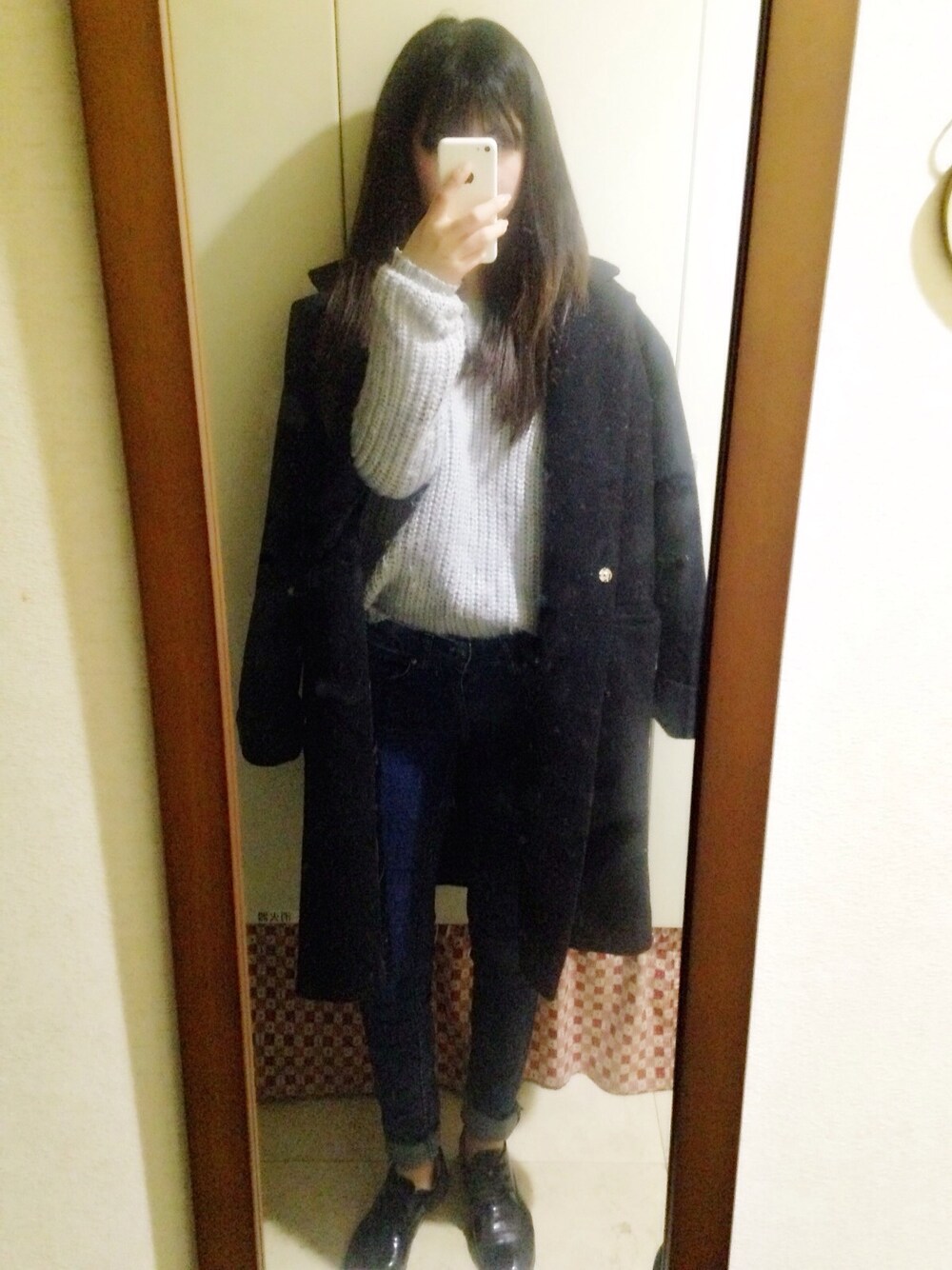 「korea、한국、H&M、sweater、pants、denim、白ニット、スキニーデニム、チェスターコート」｜「H&Mのアイテム（ハンドバッグ、ブラック系）」を使った、machoさん（レディース・155cm）の冬コーディネートの1枚目の写真