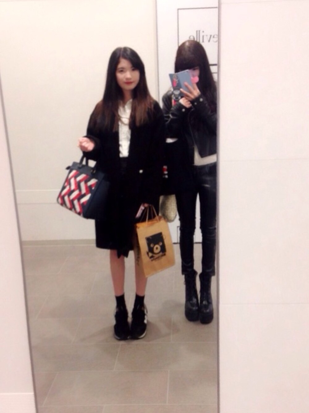 「H&M、TOMMY HILFIGER、New Balance、FOREVER 21、shirts、skirt、black、タイトスカート、レザー、白シャツ」｜「NEW BALANCEのアイテム（スニーカー、ブラック系）」を使った、machoさん（レディース・155cm）の春コーディネートの1枚目の写真