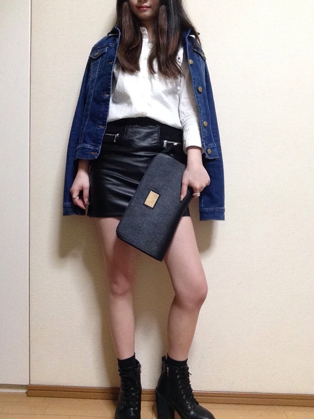 「FOREVER 21、H&M、TOMMY、WEGO、skirt、タイトスカート、ジャケット、白シャツ、クラッチバッグ、WEARBOOKエントリー」｜「no brandのアイテム（ブーツ、ブラック系）」を使った、machoさん（レディース・155cm）の春コーディネートの1枚目の写真