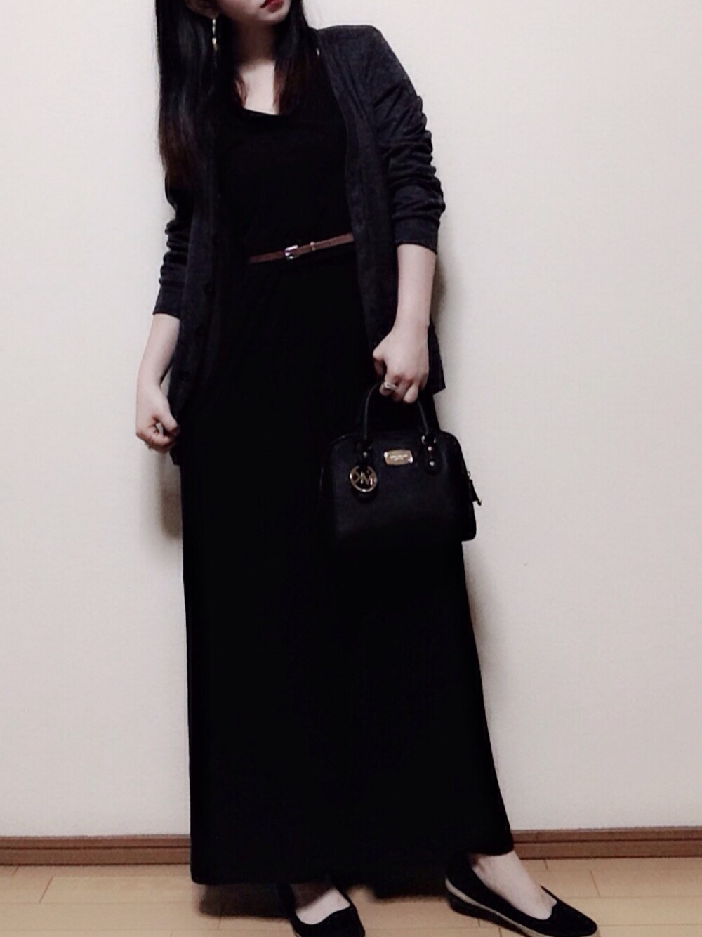 「ZARA、FOREVER 21、H&M、UNIQLO、black、カーディガン、Tシャツ、ワンピース、スリッポン、WEARBOOKエントリー」｜「MICHAEL KORSのアイテム（バッグ、ブラック系）」を使った、machoさん（レディース・155cm）の夏コーディネートの1枚目の写真