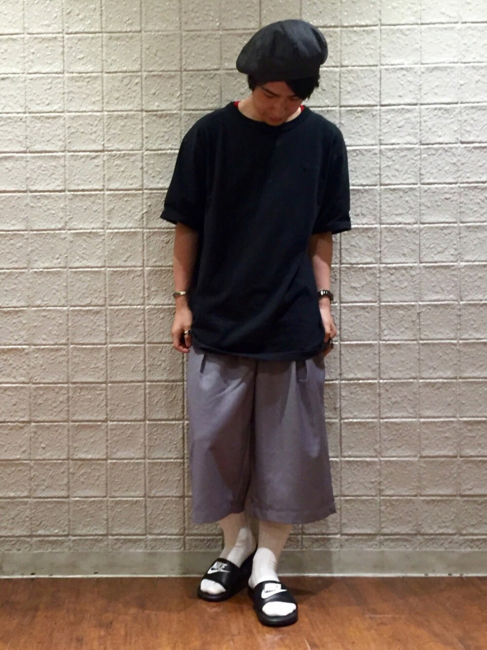 「Junred、Champion、NIKE、ベナッシ、ワイドパンツ、Tシャツ、ベレー帽、モノトーン、黒T、白ソックス」｜「JUNREDの【トレンドBIGシルエット】ワイドクロップドパンツ（その他パンツ、グレー系）」を使った、YUKIさん（メンズ・164cm）の夏コーディネートの1枚目の写真