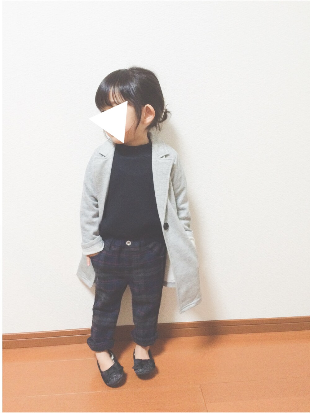 「プチプラ、キッズコーデ、4歳、女の子、チェスターコート、ニット、チェックパンツ、シンプル、西松屋」｜「Birthdayのアイテム（チェスターコート、グレー系）」を使った、usa_gi♡さん（キッズ・100cm）の冬コーディネートの1枚目の写真