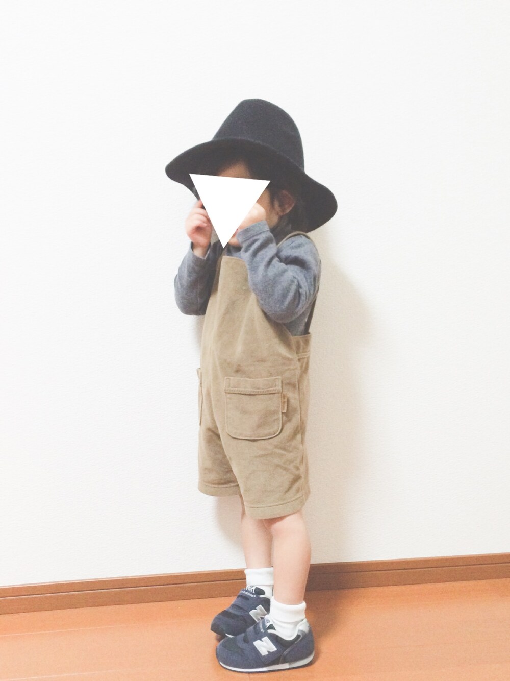 「キッズコーデ、サロペット、ベージュ、ハット、スニーカー、プチプラ、kids、シンプル、女の子、UNIQLO」｜「COMMECAISM  のアイテム（サロペット/オーバーオール、ベージュ系）」を使った、usa_gi♡さん（キッズ・100cm）の冬コーディネートの1枚目の写真