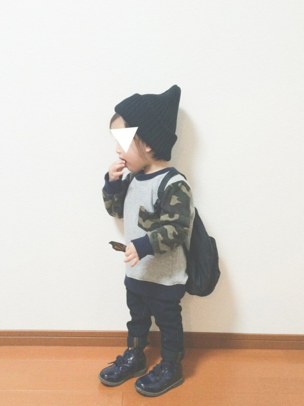 グレー系のスウェット、ブルー系のデニムパンツ、ブルー系のブーツを着用したキッズの冬コーディネートの1枚目の写真