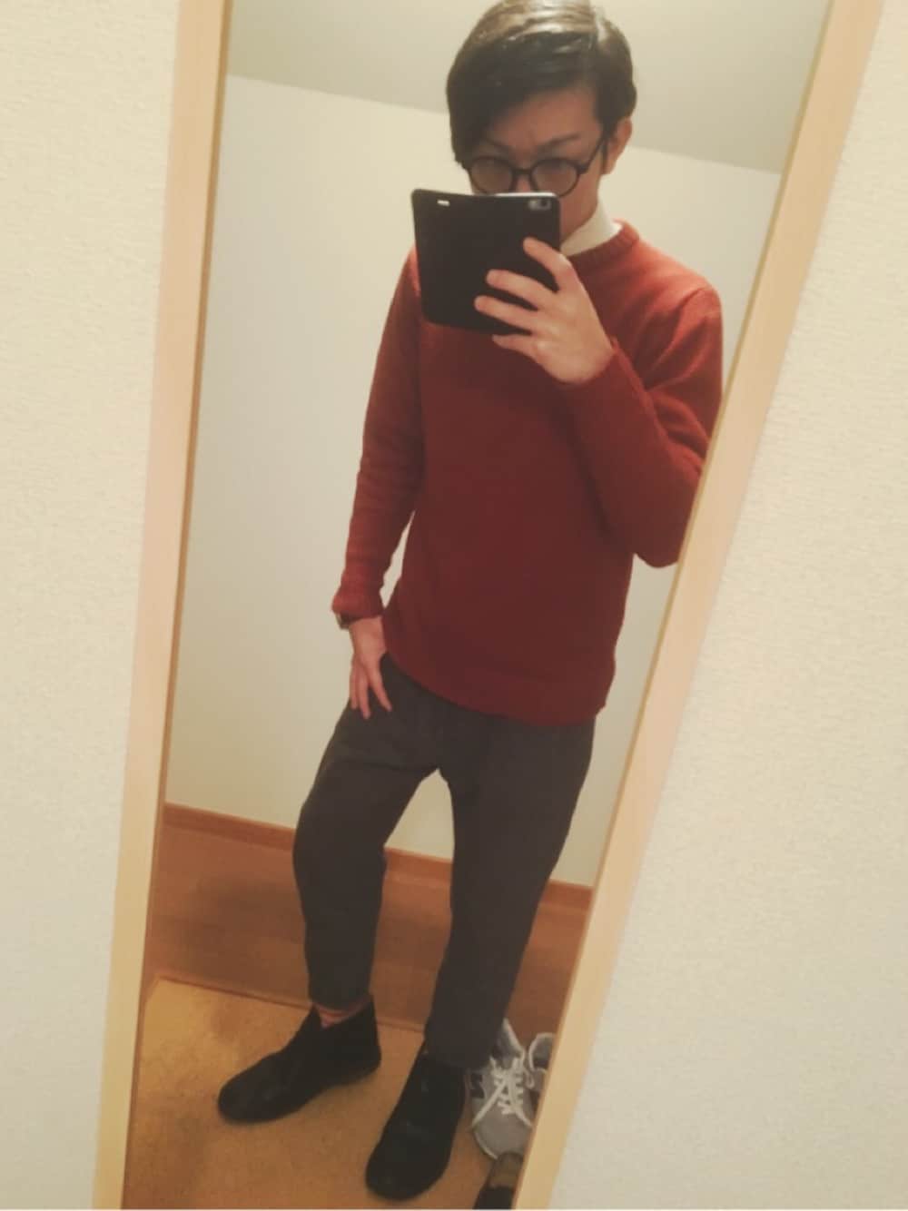 レッド系のニット/セーター、ホワイト系のTシャツ/カットソー、ブラック系のシューズを着用したメンズの冬コーディネートの1枚目の写真