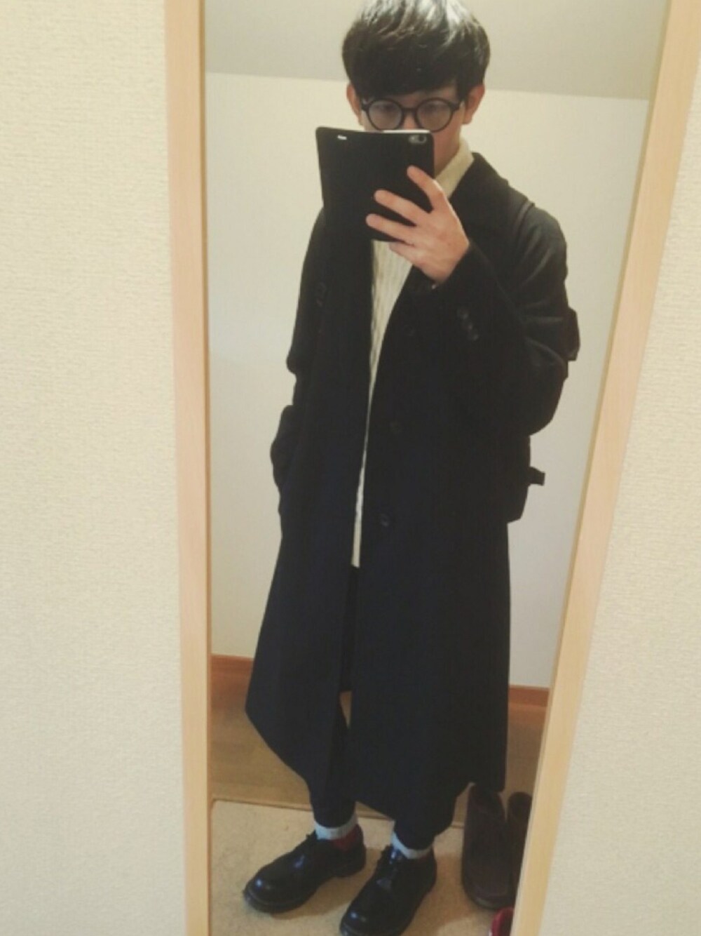 ブラック系のブーツ、ブルー系のデニムパンツ、グレー系のチェスターコートを着用したメンズの冬コーディネートの1枚目の写真