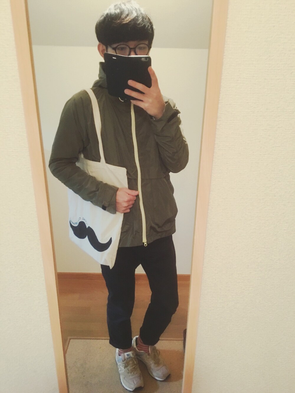 ベージュ系のトートバッグ、ベージュ系のスニーカー、ブラック系のその他パンツを着用したメンズの冬コーディネートの1枚目の写真