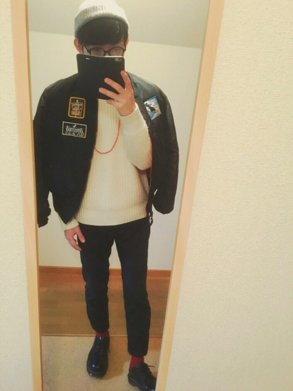ホワイト系のニット/セーター、ホワイト系のTシャツ/カットソー、ブラック系のジャケット/アウターを着用したメンズの冬コーディネートの1枚目の写真