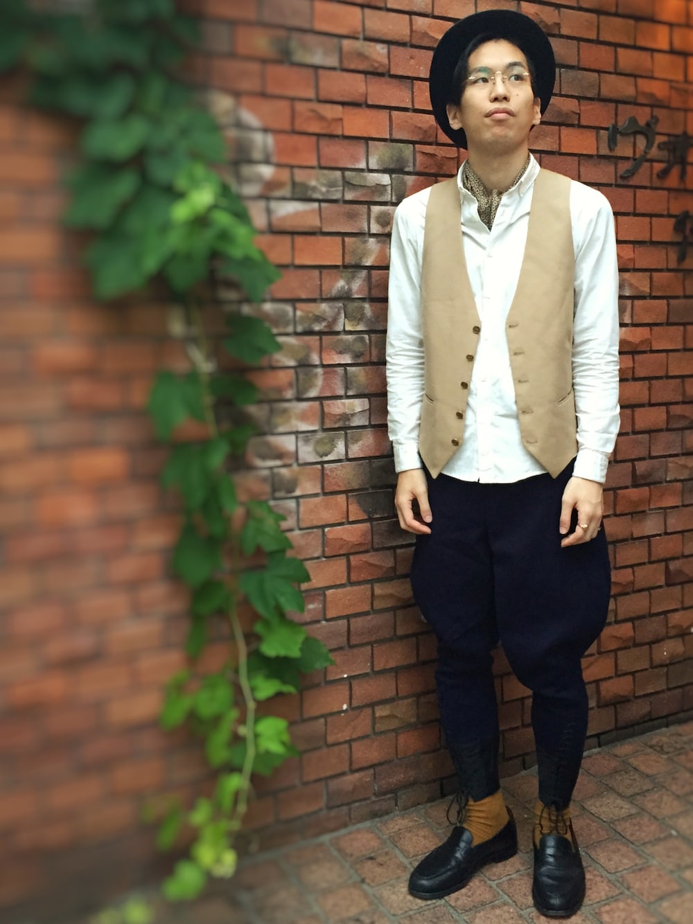 「古着、古着MIX、antique、barbour、ハット、丸メガネ、ベスト、白シャツ、スカーフ、ローファー」｜「UNITED TOKYOのオックスロングスリーブシャツ【made in japan】（シャツ/ブラウス、ホワイト系）」を使った、Masashi Iidaさん（メンズ・168cm）の秋コーディネートの1枚目の写真