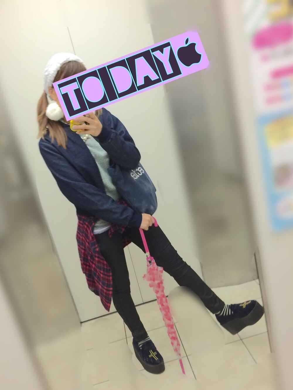「デニム、ブルゾン、外は寒い。、雨の日コーデ、お洒落さんとつながりたい、おしゃれになりたい、フォロワー募集」｜「Heatherのモコモコヘアバン（ヘアバンド、グレー系）」を使った、310さん（レディース・154cm）の秋コーディネートの1枚目の写真