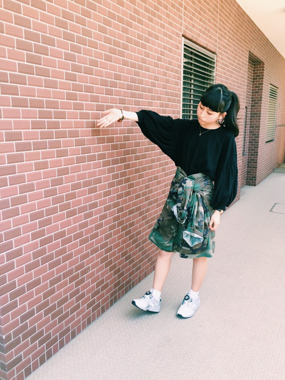 「迷彩、カモフラ、腰巻きスタイル、リメイク、黒、プーマ、PUMA、ディスクブレイズ、ポニーテール、迷彩ジャケット」｜「H(アッシュ)のアイテム（Tシャツ/カットソー、ブラック系）」を使った、ひらめさん（レディース・155cm）の春コーディネートの1枚目の写真