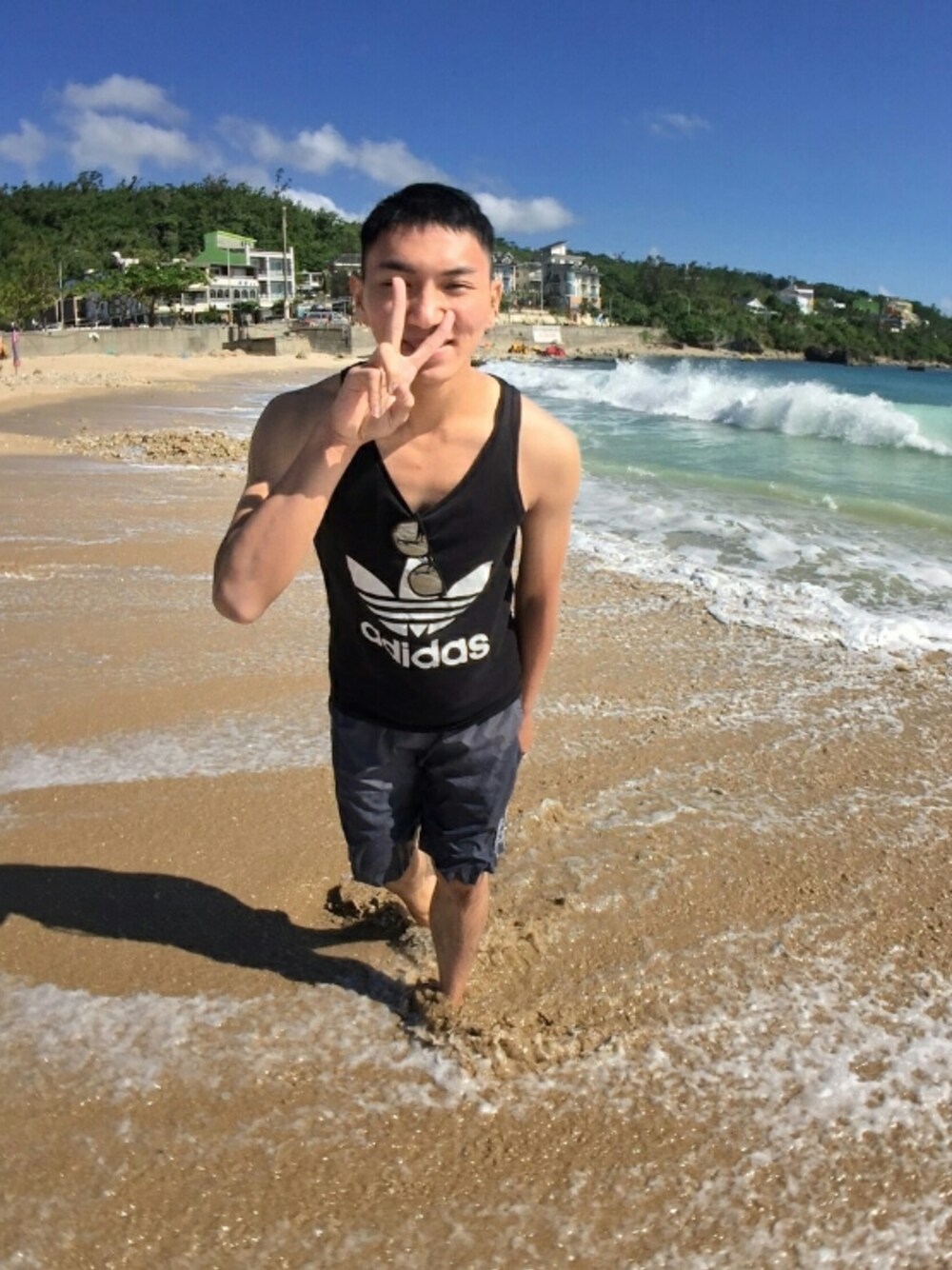 「海邊」｜「adiddsのアイテム（タンクトップ、ブラック系）」を使った、李小岳さん（メンズ・178cm）の秋コーディネートの1枚目の写真