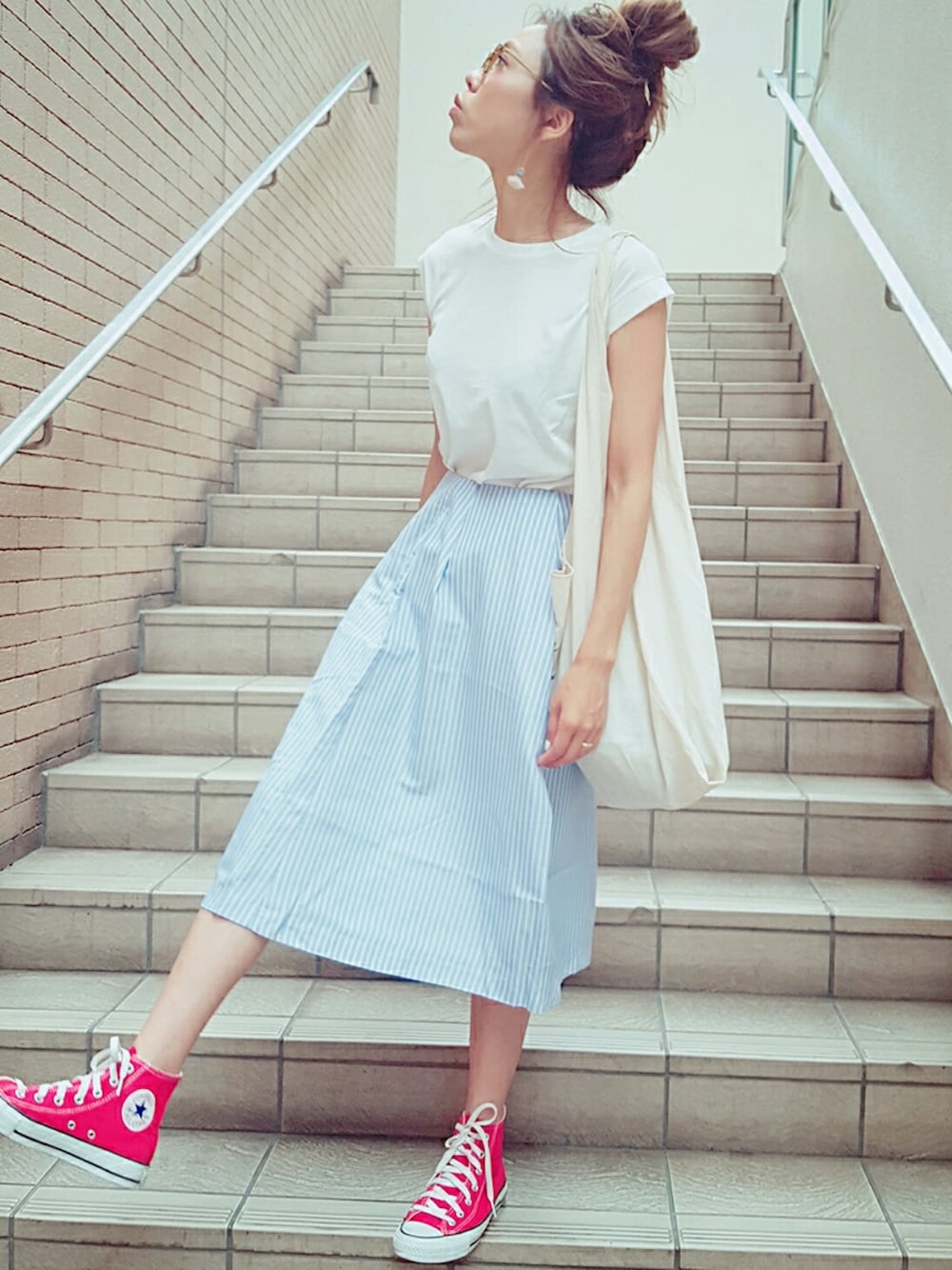 「ホワイト、ストライプ、白Tシャツ、おだんごヘアー、赤コンバース、スカート×スニーカー、ootd、プチプラ、フレアスカート」｜「BEAMS BOYのBEAMS BOY / ネイティブタッセルピアス（ピアス（両耳用）、ベージュ系）」を使った、maiさん（レディース・165cm）の夏コーディネートの1枚目の写真