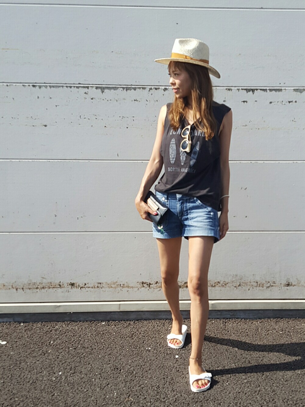 「休日スタイル、海コーデ、夏、楽チンコーデ、ラフ、ショートパンツ、ハット、アウトドアスタイル、海」｜「BIRKENSTOCKのMADRID/マドリッド EVA (WOMEN)（サンダル、ホワイト系）」を使った、maiさん（レディース・165cm）の夏コーディネートの1枚目の写真