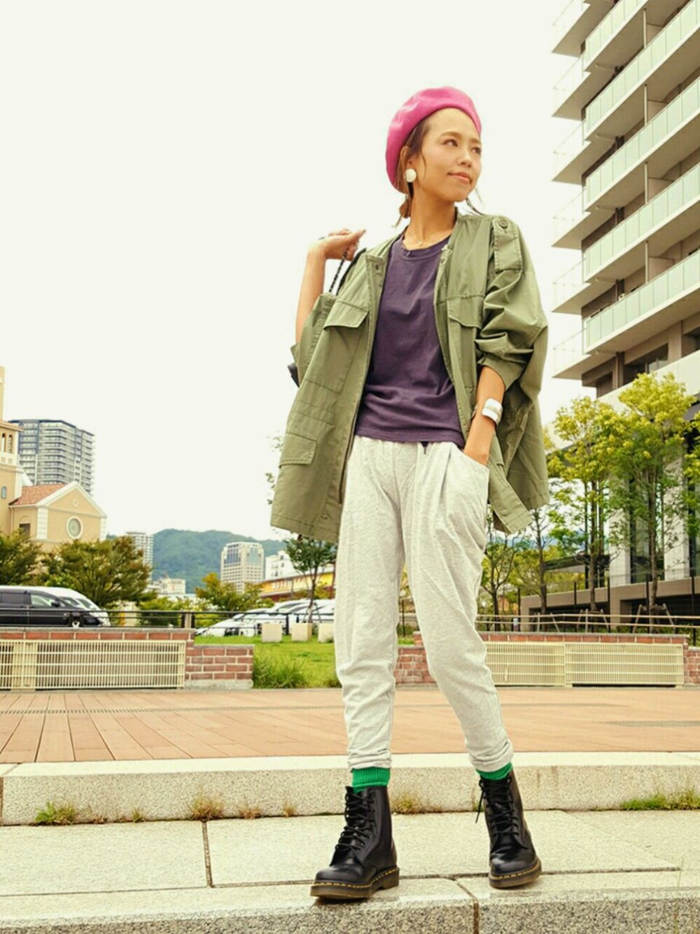 「カジュアル、ベレー帽、スウェットパンツ、ピンク、ミリタリージャケット、マーチン、ANTRE、秋のコーデ、メンズライク」｜「UNITED ARROWSのUWBT C タンクトップ（タンクトップ、グレー系）」を使った、maiさん（レディース・165cm）の秋コーディネートの1枚目の写真