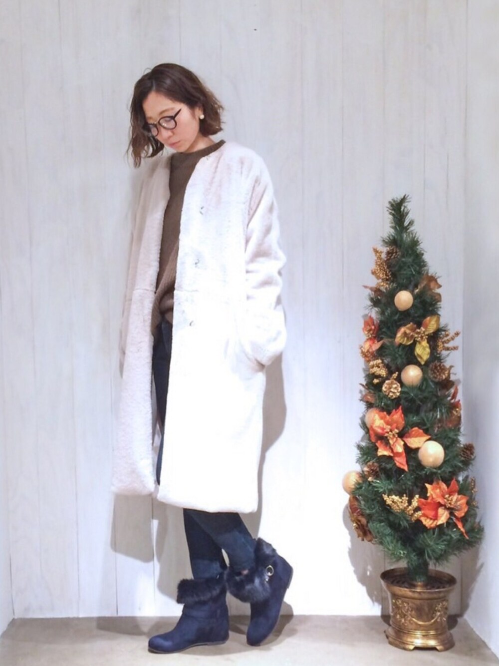 ブルー系のブーツ、ホワイト系のジャケット/アウターを着用したレディースの冬コーディネートの1枚目の写真