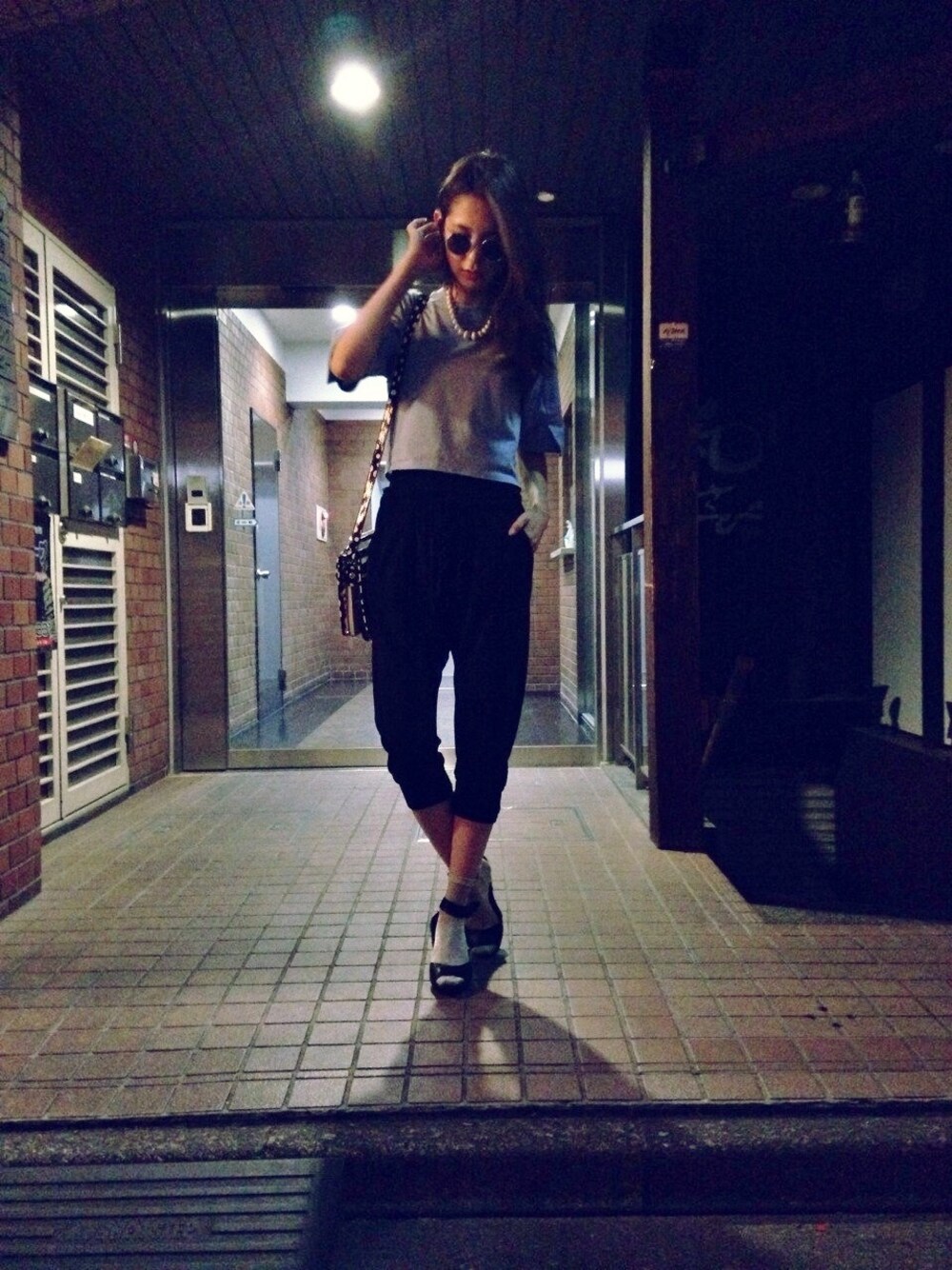 「サングラス、水玉、モード、お気に入りのTシャツ、靴下 × サンダル」｜「PLAIN CLOTHINGの【PLAIN CLOTHING】カノコショート丈ジップトップス（Tシャツ/カットソー、ブルー系）」を使った、片桐ゆたかさん（レディース・172cm）の春コーディネートの1枚目の写真