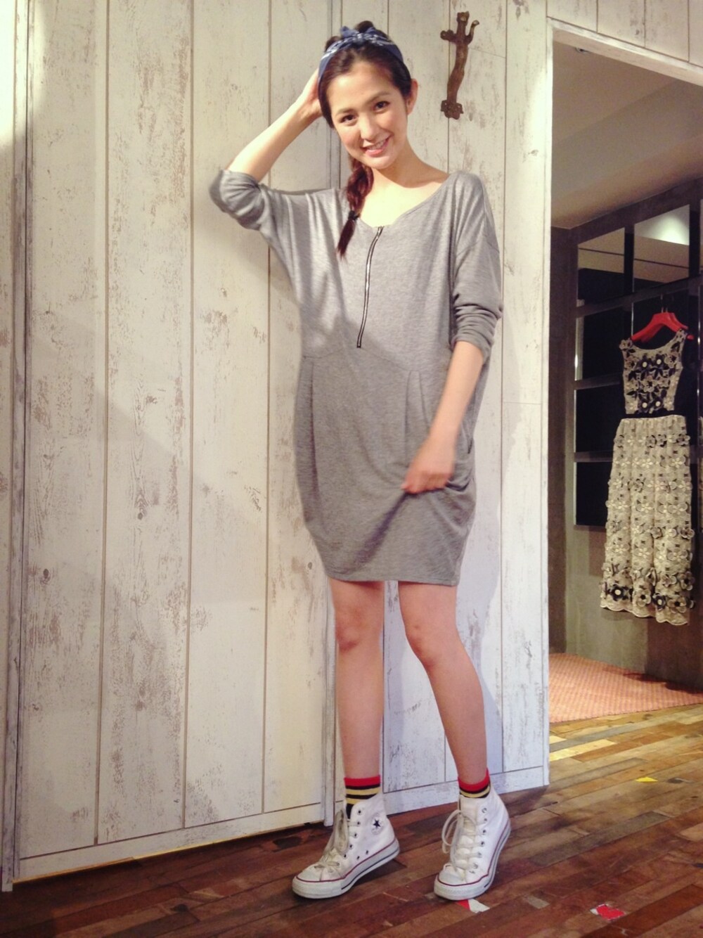 「ワンピース、バンダナ、ハイカットスニーカー、ジャパンブルー」｜「PLAIN CLOTHINGの【PLAIN CLOTHING】FRONT ZIP ワンピース（ワンピース、グレー系）」を使った、片桐ゆたかさん（レディース・172cm）の夏コーディネートの1枚目の写真