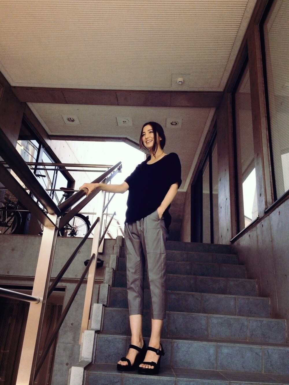 「plainclothing、モード、ウェッジソール」｜「PLAIN CLOTHINGの【PLAIN CLOTHING】 タックパンツ（スラックス、グレー系）」を使った、片桐ゆたかさん（レディース・172cm）の夏コーディネートの1枚目の写真