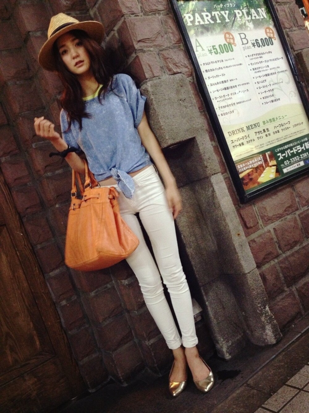 「ヘソだし、ジャパンブルー」｜「PLAIN CLOTHINGの【PLAIN CLOTHING】ケミカルトップス（その他トップス、ブルー系）」を使った、片桐ゆたかさん（レディース・172cm）の夏コーディネートの1枚目の写真