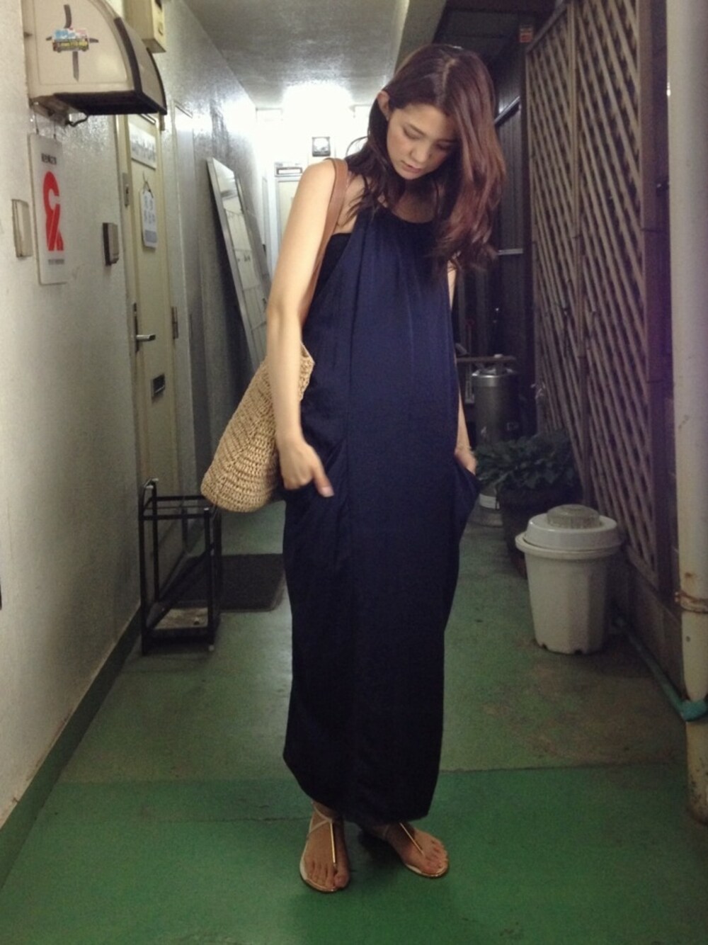 「ワンピース、ジャパンブルー」｜「PLAIN CLOTHINGの【PLAIN CLOTHING】サテンマキシ丈ワンピース（ワンピース、ブルー系）」を使った、片桐ゆたかさん（レディース・172cm）の夏コーディネートの1枚目の写真