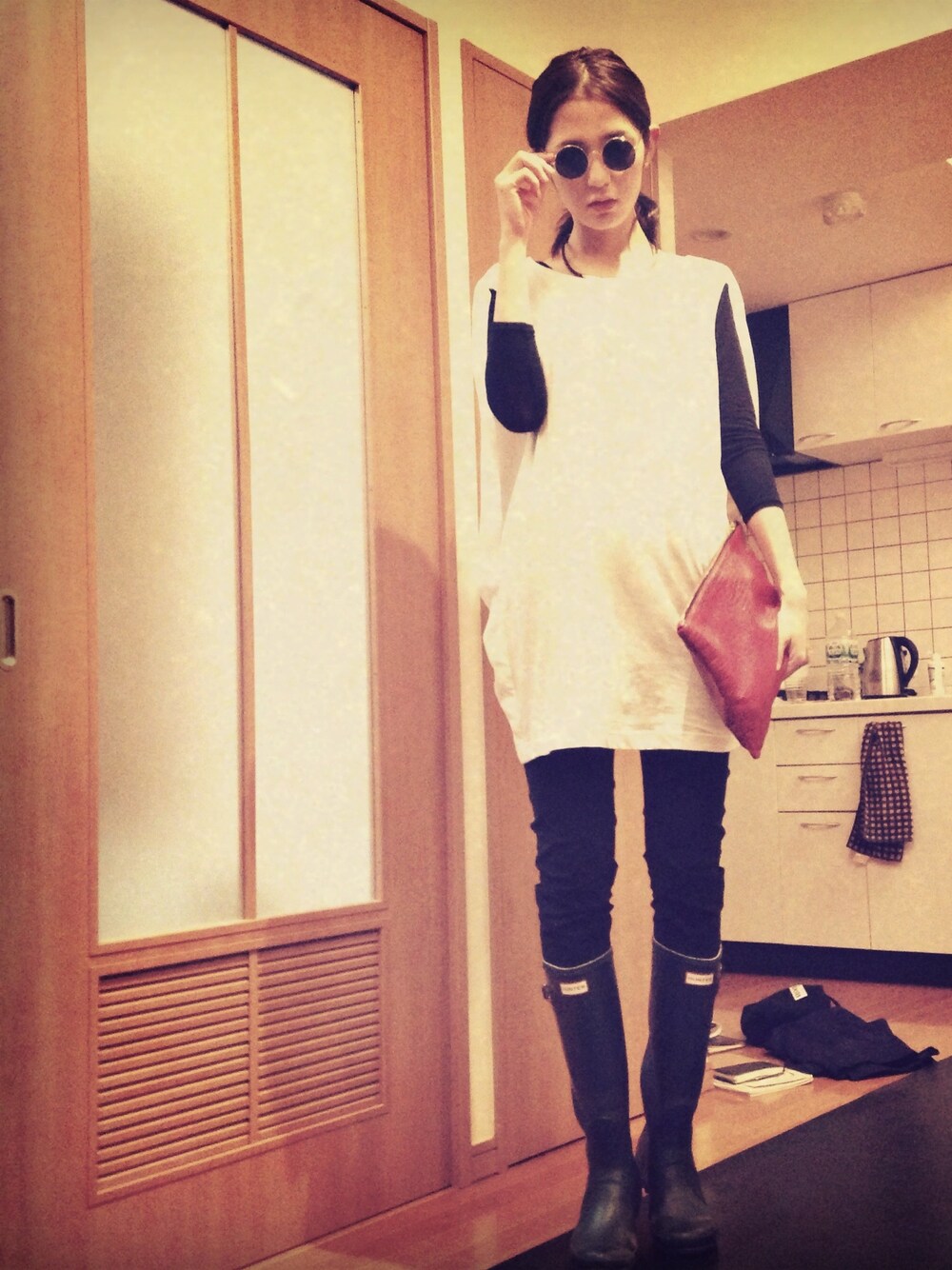 「クラッチバッグ、サングラス、赤、モノトーン、レインシューズ、部屋撮り」｜「PLAIN CLOTHINGの【PLAIN CLOTHING】チュニックトップス（Tシャツ/カットソー、ホワイト系）」を使った、片桐ゆたかさん（レディース・172cm）の夏コーディネートの1枚目の写真