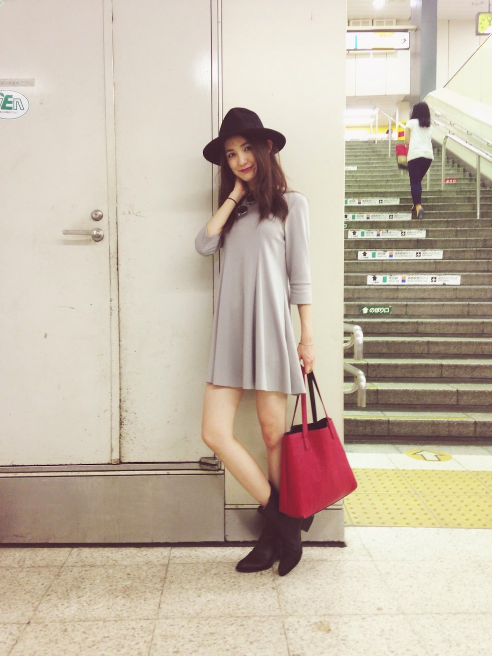 「フェルトハット、Aラインワンピース、赤、Alexander Wang、赤リップ、オールグレー、サイドゴアブーツ」｜「PLAIN CLOTHINGの【PLAIN CLOTHING】 フレアワンピース（ワンピース、グレー系）」を使った、片桐ゆたかさん（レディース・172cm）の秋コーディネートの1枚目の写真