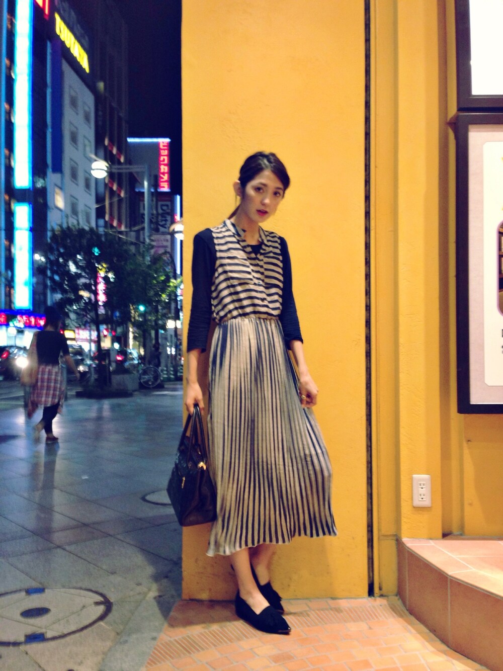 「プリーツスカート、ワンピース、plainclothing、ネイビー、snidel」｜「PLAIN CLOTHINGの【PLAIN CLOTHING】ストライプシャツワンピース（シャツワンピース、ブルー系）」を使った、片桐ゆたかさん（レディース・172cm）の秋コーディネートの1枚目の写真
