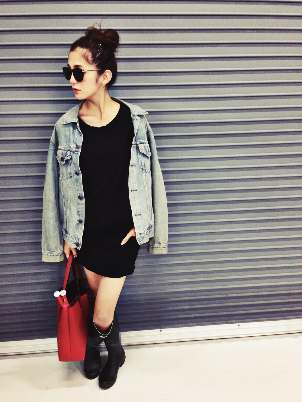 「オールブラック、デザイントップス、plainclothing、HUNTER、サングラス、ミニスカート」｜「PLAIN CLOTHINGの【PLAIN CLOTHING】ＵネックショートTOPS（その他トップス、ブラック系）」を使った、片桐ゆたかさん（レディース・172cm）の秋コーディネートの1枚目の写真