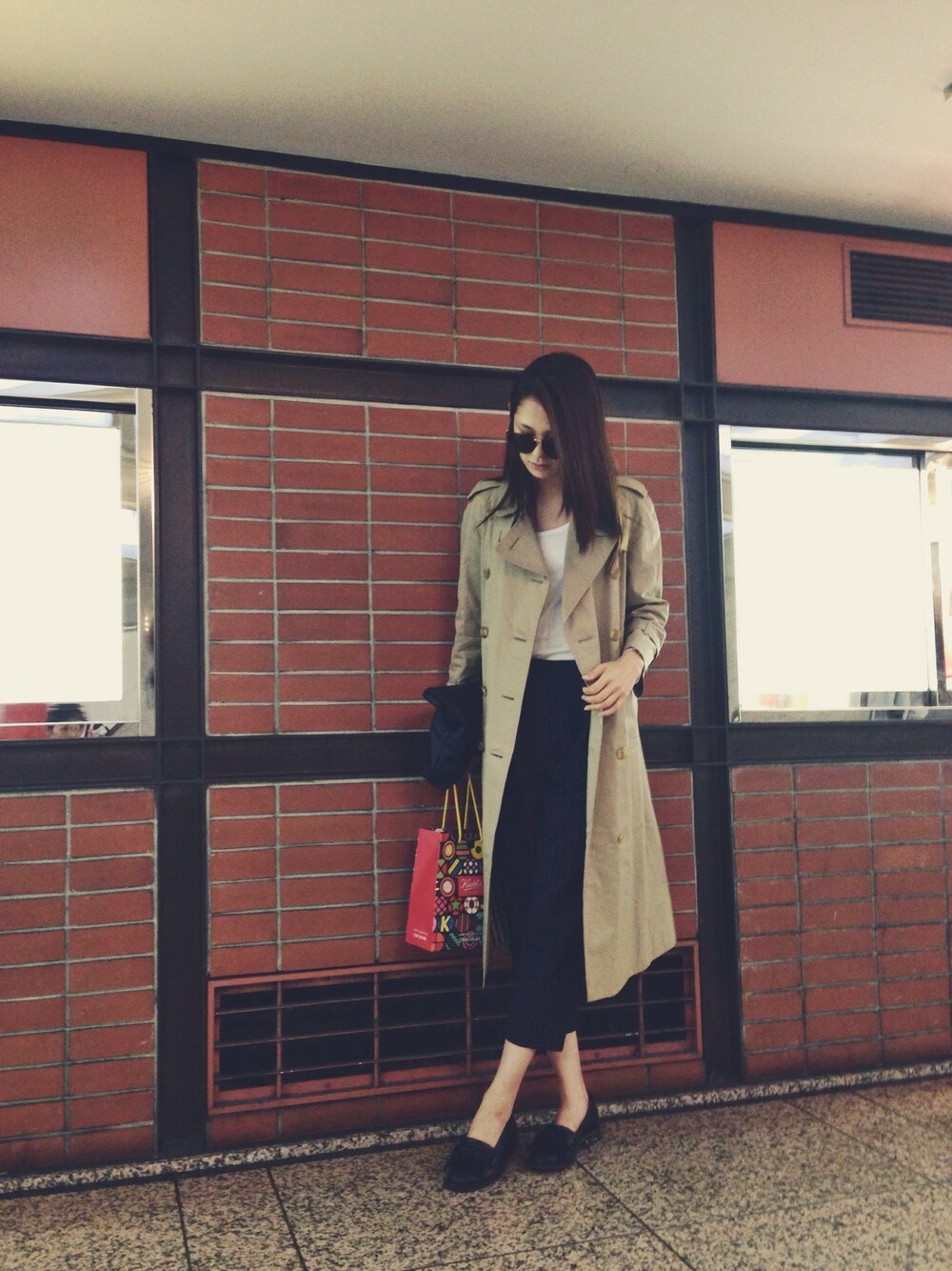 「タックパンツ、トレンチコート、サングラス、クラッチバッグ、ローファー、plainclothing、burberry、thiE」｜「PLAIN CLOTHINGのアイテム（その他パンツ、ブルー系）」を使った、片桐ゆたかさん（レディース・172cm）の秋コーディネートの1枚目の写真