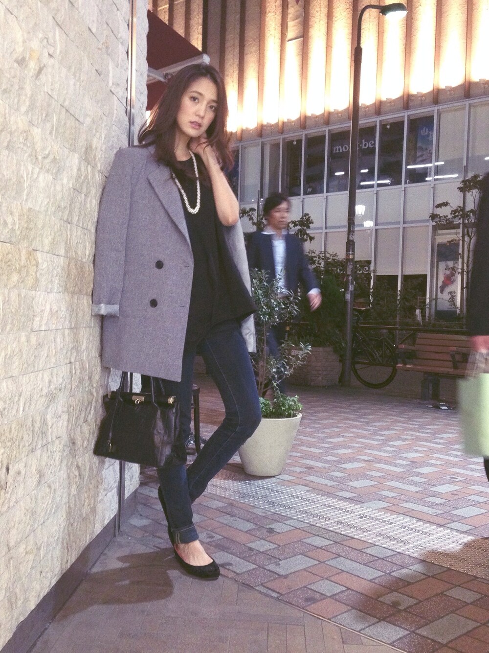 「キレイめ、テーラードジャケット、plainclothing、UNIQLO、パールネックレス、スキニーデニム」｜「PLAIN CLOTHINGの【PLAIN CLOTHING】ノースリーブ裏毛プルーオーバー（スウェット、ブラック系）」を使った、片桐ゆたかさん（レディース・172cm）の秋コーディネートの1枚目の写真