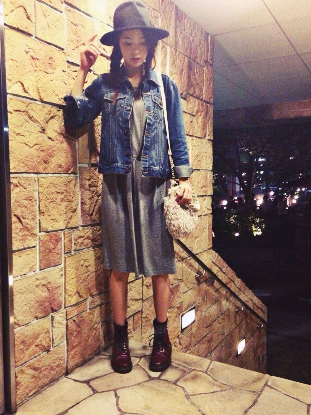 「ツバ広ハット、ワンピース×デニム、デニムジャケット、ワンピース、ドクターマーチン、plainclothing、Dr.Martens、ツインテール、三つ編み」｜「bajraのアイテム（ハット、ブラック系）」を使った、片桐ゆたかさん（レディース・172cm）の秋コーディネートの1枚目の写真