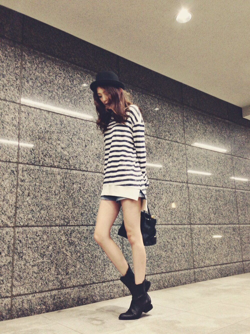 「ボーダー、サイドゴアブーツ、Alexander Wang、plainclothing、ショートパンツ、ショートブーツ、ボーラーハット、UNIQLO」｜「PLAIN CLOTHINGの【PLAIN CLOTHING】ボーダー長袖プルオーバー（スウェット、ブルー系）」を使った、片桐ゆたかさん（レディース・172cm）の秋コーディネートの1枚目の写真