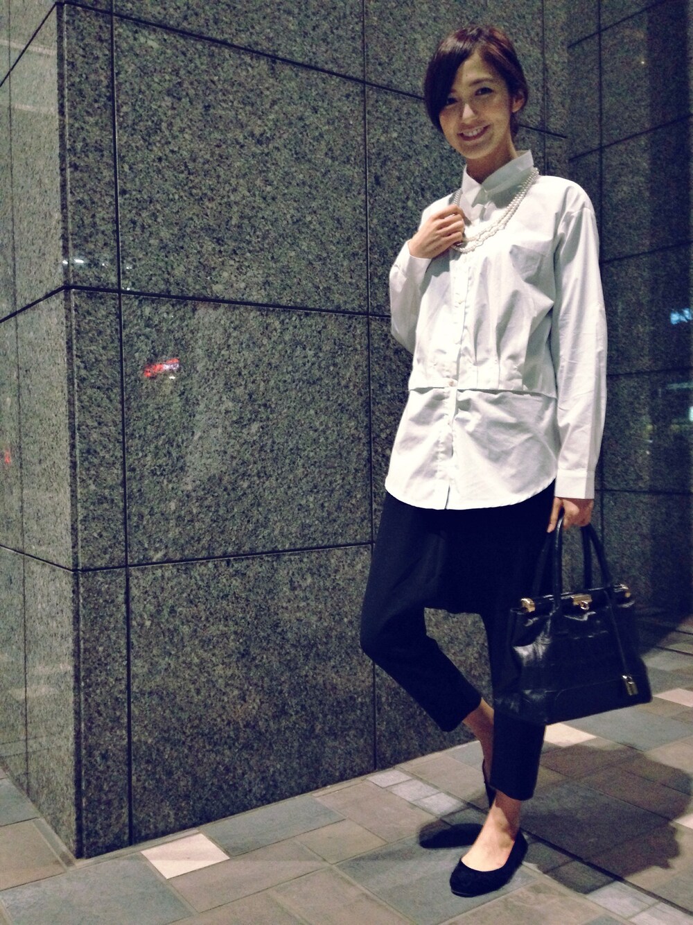 「モノトーン、白シャツ、サルエルパンツ、白×黒、ペタンコ靴、お団子ヘアー、パールネックレス」｜「PLAIN CLOTHINGの【PLAIN CLOTHING】コットンシャツ（シャツ/ブラウス、ホワイト系）」を使った、片桐ゆたかさん（レディース・172cm）の秋コーディネートの1枚目の写真