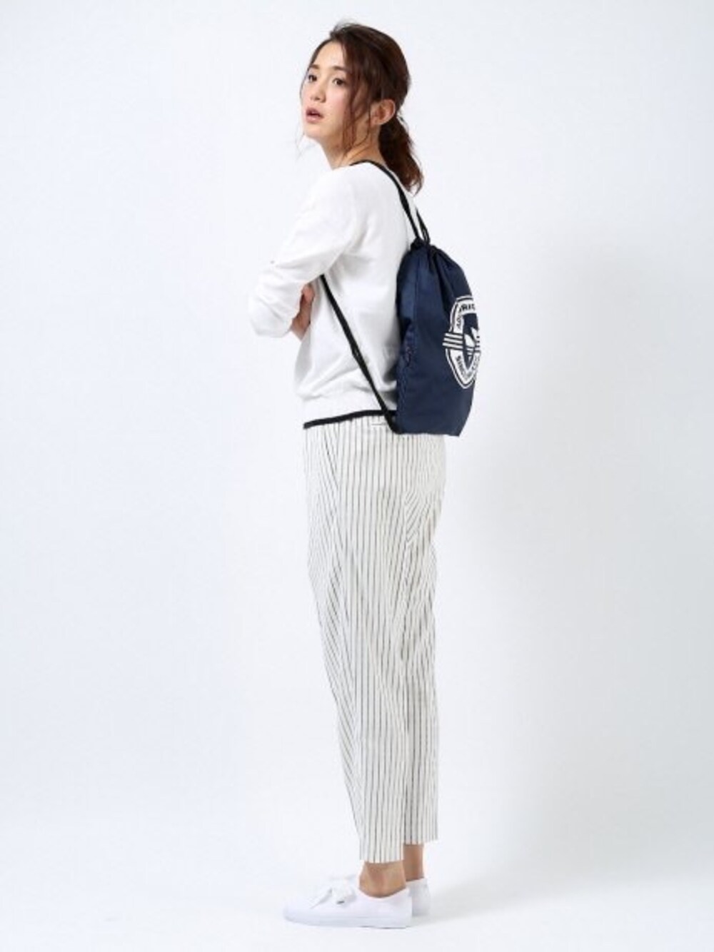 「ホワイトパンツ、ストライプ、ホワイトコーデ、オールホワイト、ナップサック、adidas、everyday by collex/MYSELF ABAHOUSE(everyday by collex/MYSELF ABAHOUSE)、スニーカー」｜「MYSELF ABAHOUSEのｷﾞｬｻﾞｰﾊﾟﾝﾂ（その他パンツ、ホワイト系）」を使った、片桐ゆたかさん（レディース・172cm）の春コーディネートの1枚目の写真