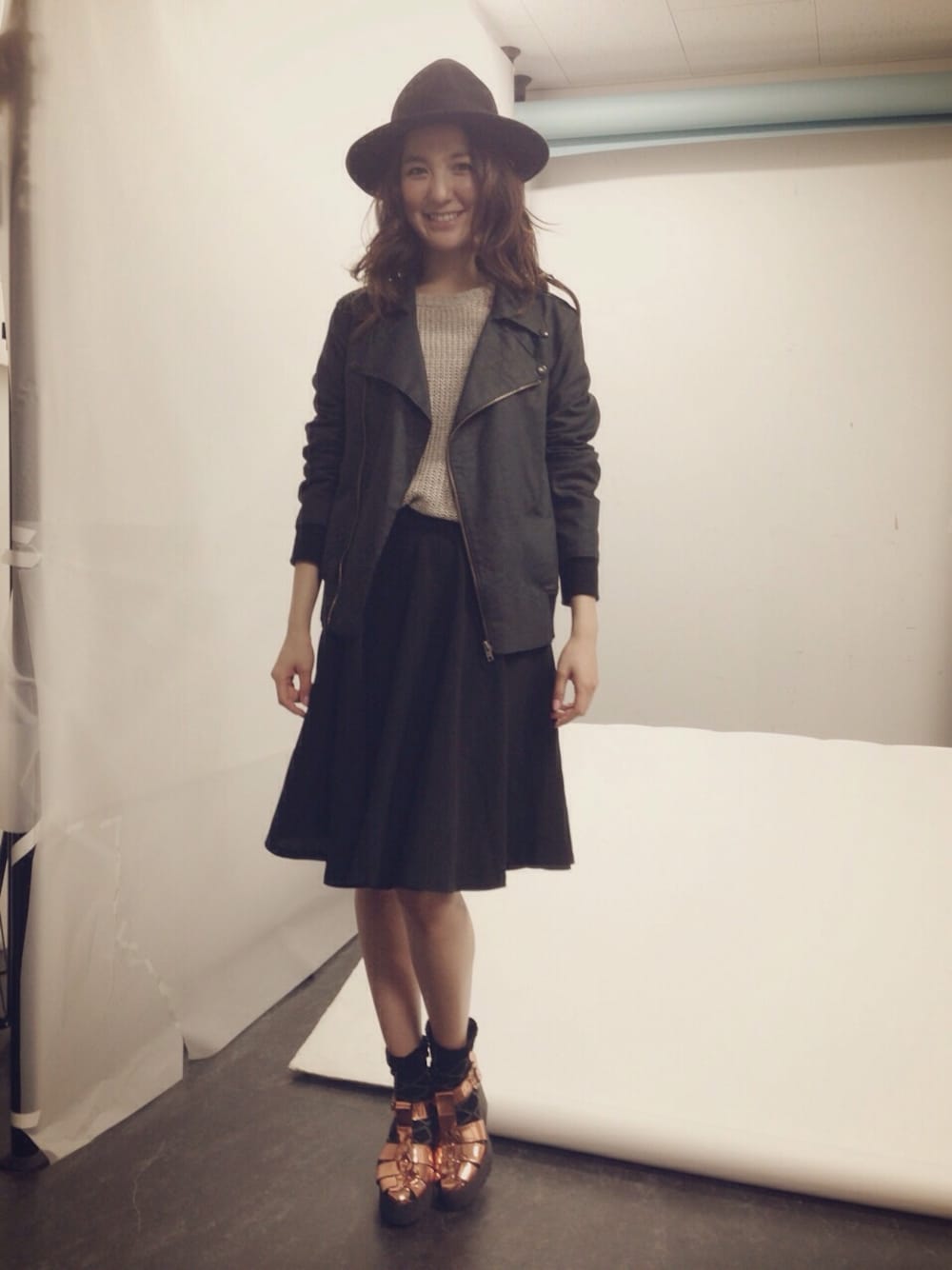「靴下 × サンダル、ハット、ミモレ丈スカート、miista、thiE、goa、plainclothing、撮影、フレアスカート」｜「miistaのアイテム（サンダル、ゴールド系）」を使った、片桐ゆたかさん（レディース・172cm）の春コーディネートの1枚目の写真