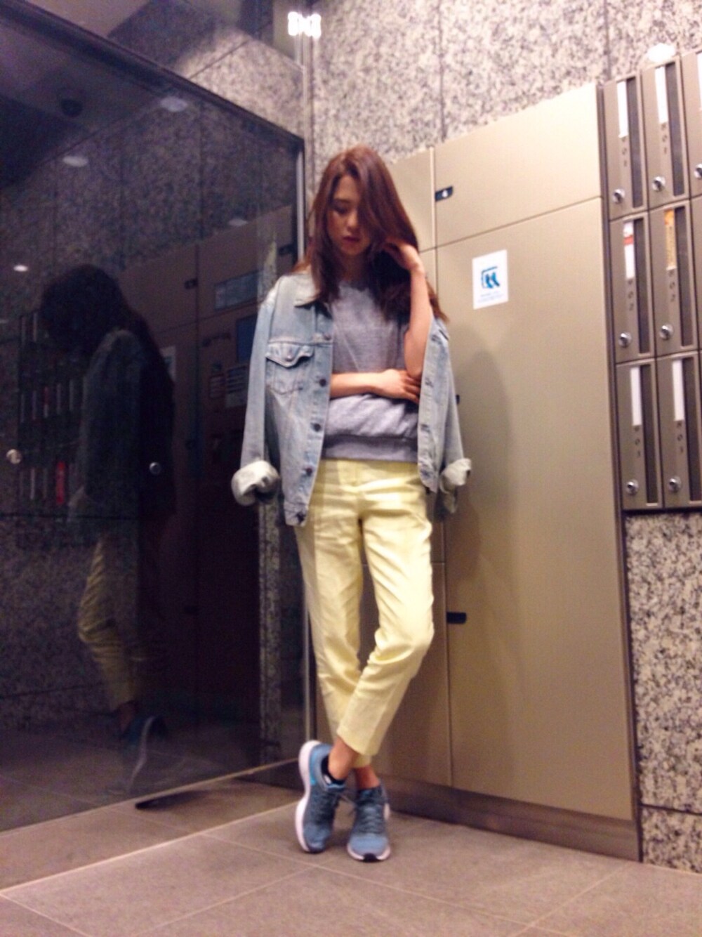 「イエロー、emmi、plainclothing、スウェット、グレー、スニーカー、ナイキ、NIKE、denim、デニムジャケット」｜「emmiの【emmi　atelier】リネンストレートパンツ（パンツ、その他）」を使った、片桐ゆたかさん（レディース・172cm）の春コーディネートの1枚目の写真