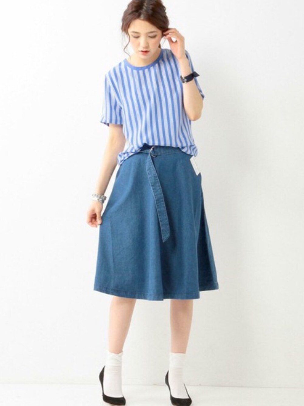 「フレアスカート、ミモレ丈スカート、united arrows、ストライプ、denim、スカート、ブルー」｜「UNITED ARROWSのUAW C デニム フレア スカート（デニムスカート、ブルー系）」を使った、片桐ゆたかさん（レディース・172cm）の春コーディネートの1枚目の写真