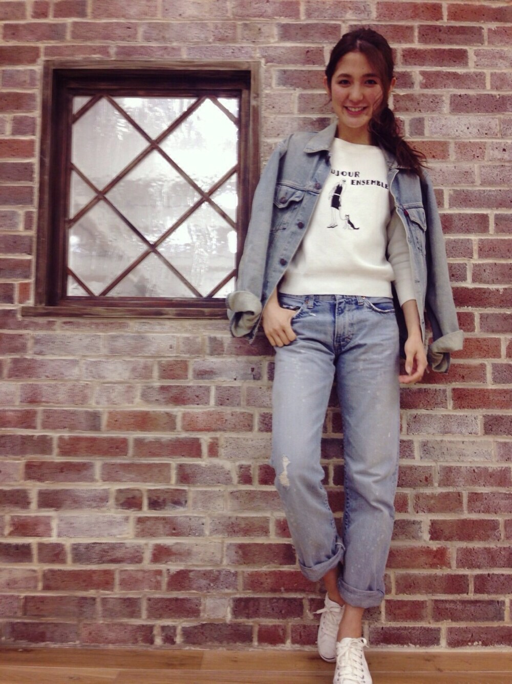「ボーイズデニム、Rouge vif la cle(Rouge vif la cle)、デザイントップス、デニム、デニム オン デニム、スニーカー、converse、EDWIN、ポニーテール」｜「Rouge vifのSHO MIYATA ｲﾗｽﾄﾌﾟﾙSPRING（ニット/セーター、ホワイト系）」を使った、片桐ゆたかさん（レディース・172cm）の春コーディネートの1枚目の写真