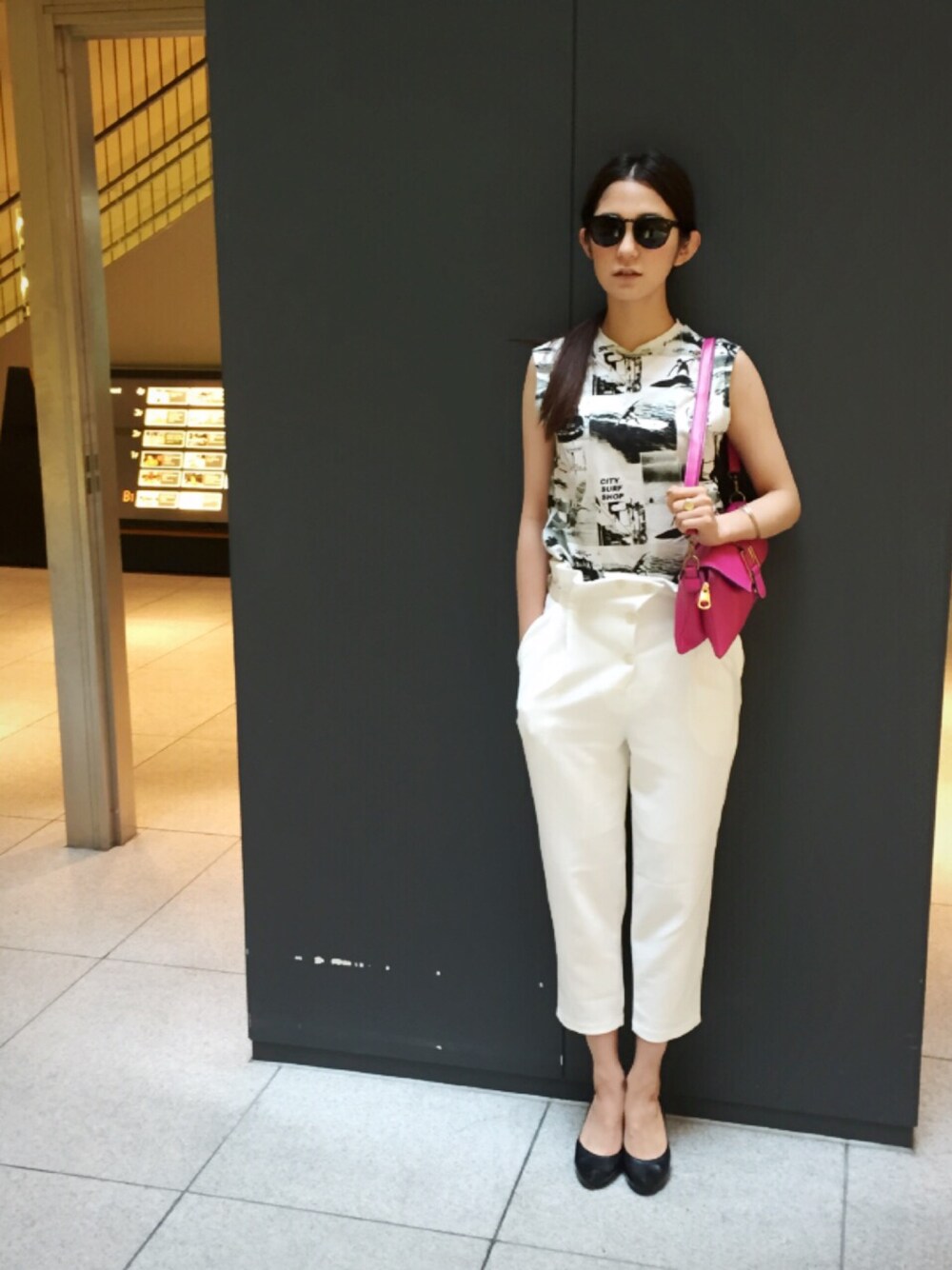 「ランチ、タンクトップ、ハイウェスト、g.v.g.v.、plainclothing、白パンツ、パンプス、サングラス、UNIQLO、ウエストイン」｜「PLAIN CLOTHINGの【PLAIN CLOTHING】ベルト付タックパンツ（その他パンツ、ホワイト系）」を使った、片桐ゆたかさん（レディース・172cm）の夏コーディネートの1枚目の写真