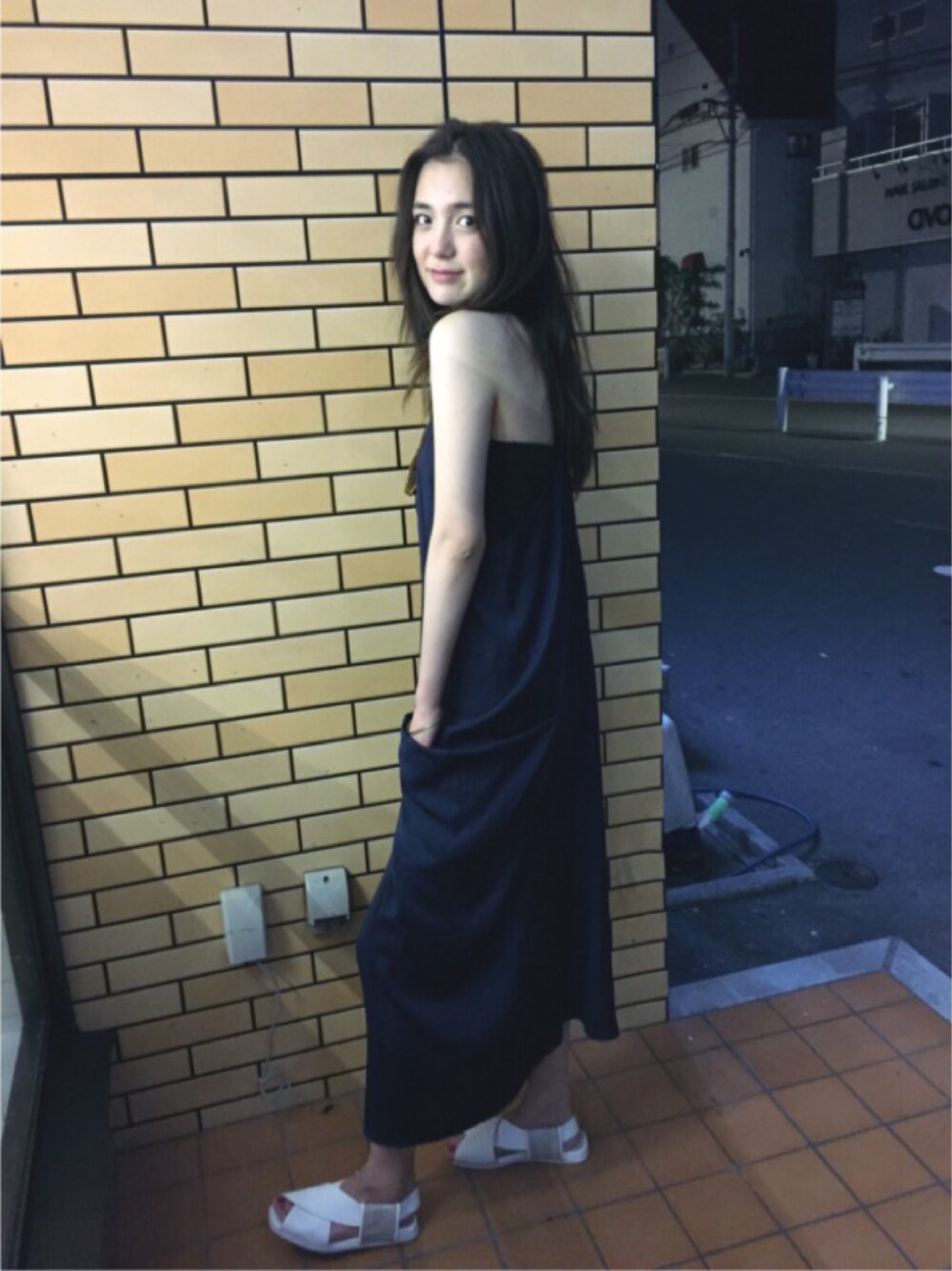 「シンプルコーデ、ワンピース、ホワイト、サンダル、ラクチンコーデ、ネイビー、plainclothing、楽チンコーデ」｜「PLAIN CLOTHINGの【PLAIN CLOTHING】サテンマキシ丈ワンピース（ワンピース、ブルー系）」を使った、片桐ゆたかさん（レディース・172cm）の夏コーディネートの1枚目の写真